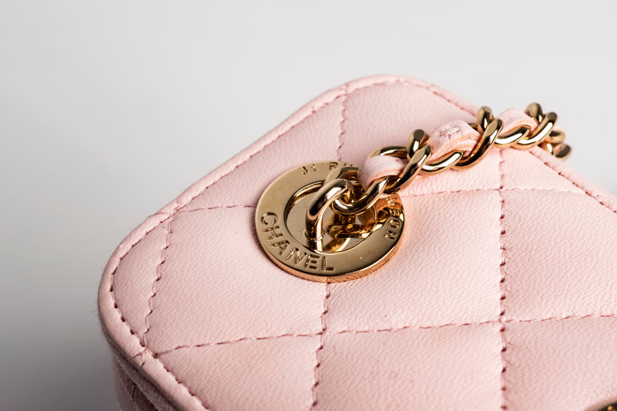 Çantë Mini Vanity Chanel Lëkurë Qengji e Trapëzuar me Zinxhir Perle