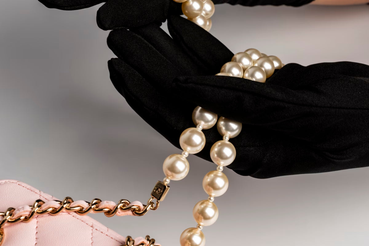 Çantë Mini Vanity Chanel Lëkurë Qengji e Trapëzuar me Zinxhir Perle