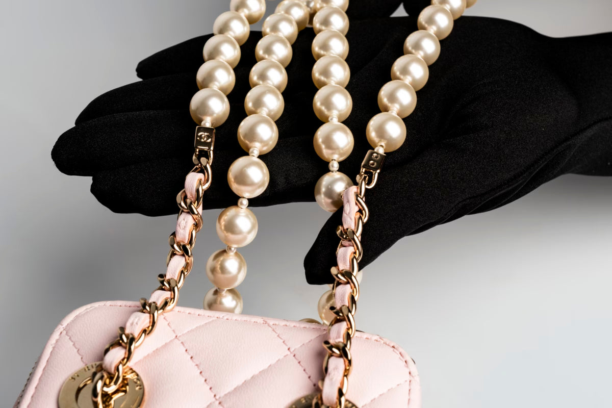 Çantë Mini Vanity Chanel Lëkurë Qengji e Trapëzuar me Zinxhir Perle
