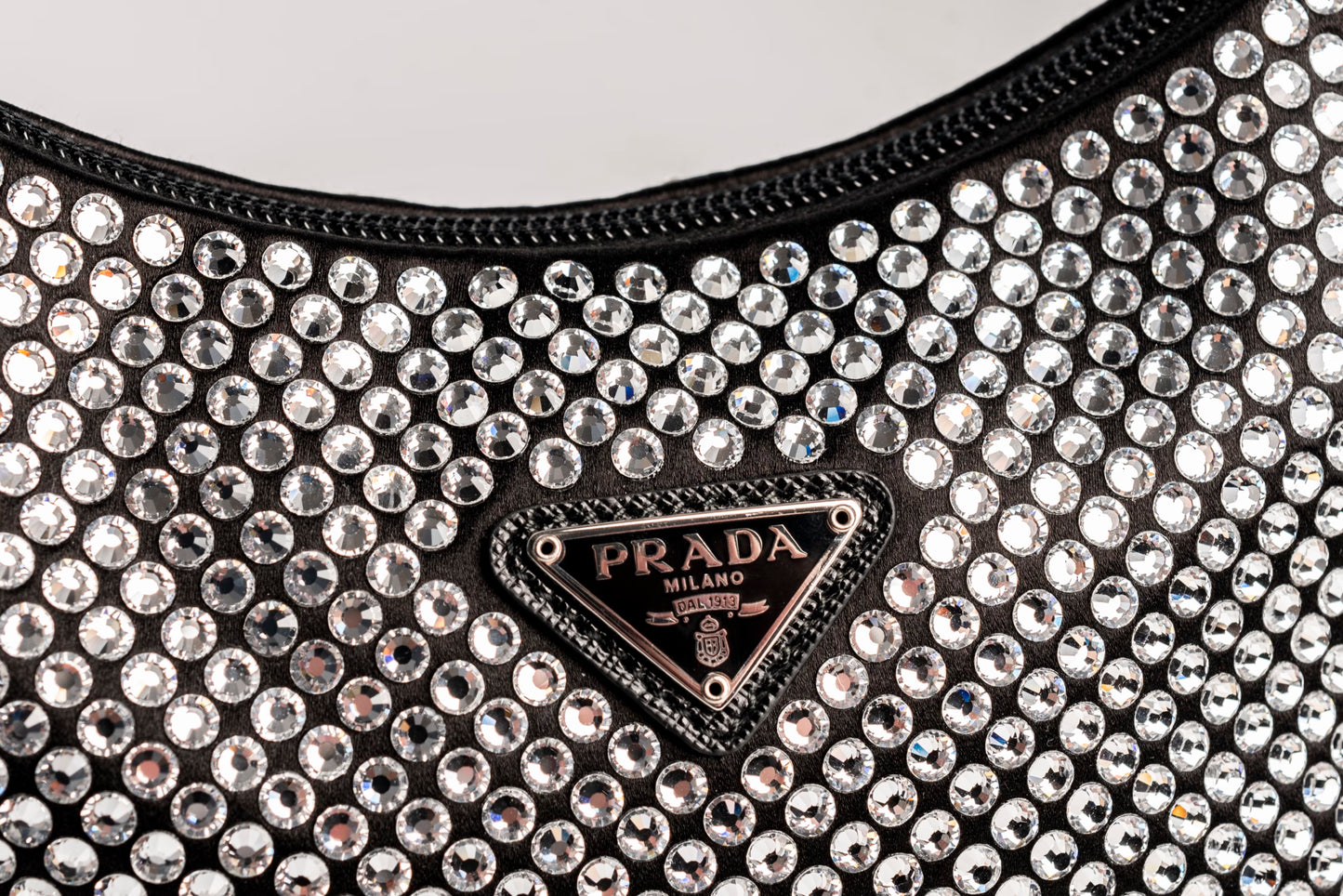 Çantë mini sateni Prada Re-Edition me kristale