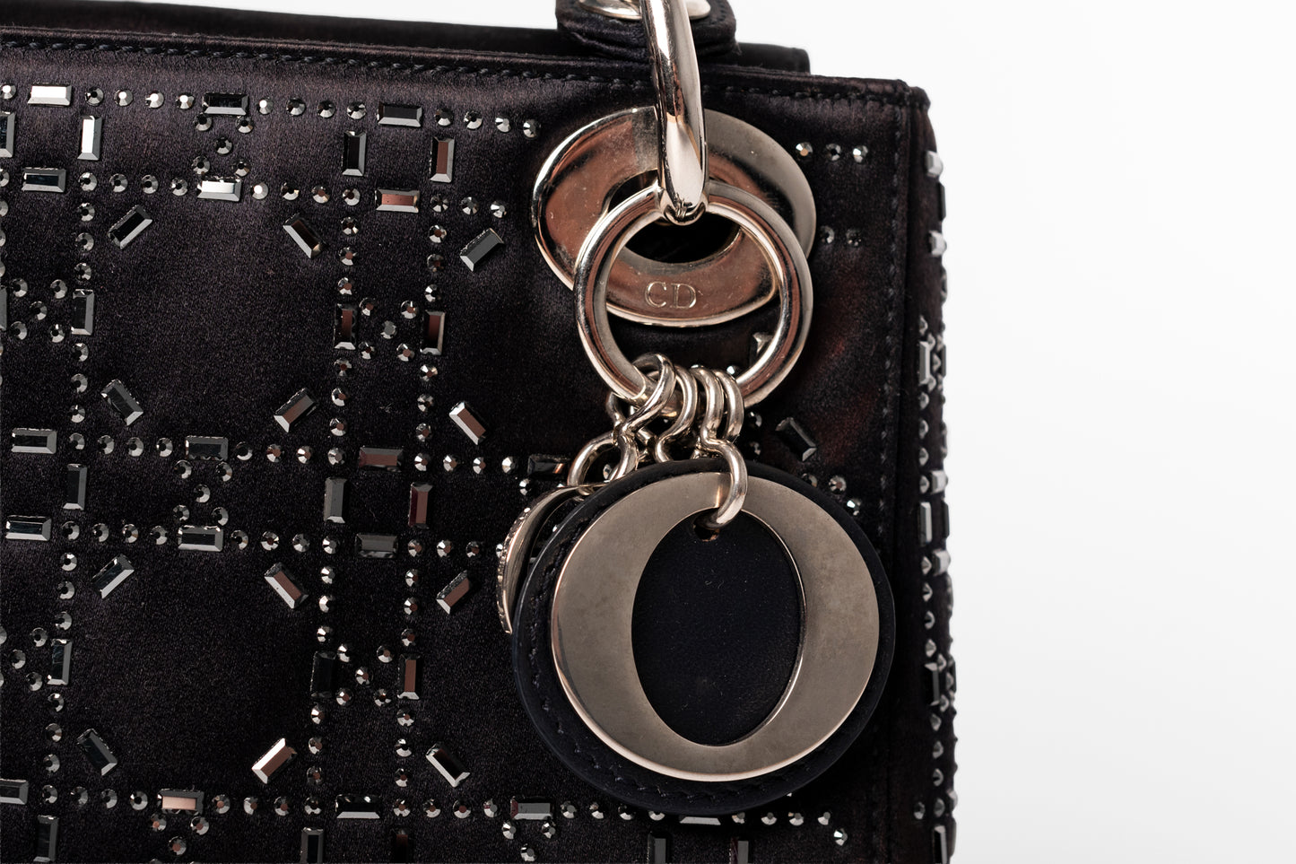 Çantë Christian Dior Mini Lady Dior prej sateni me gurë dhe rrip zinxhiri
