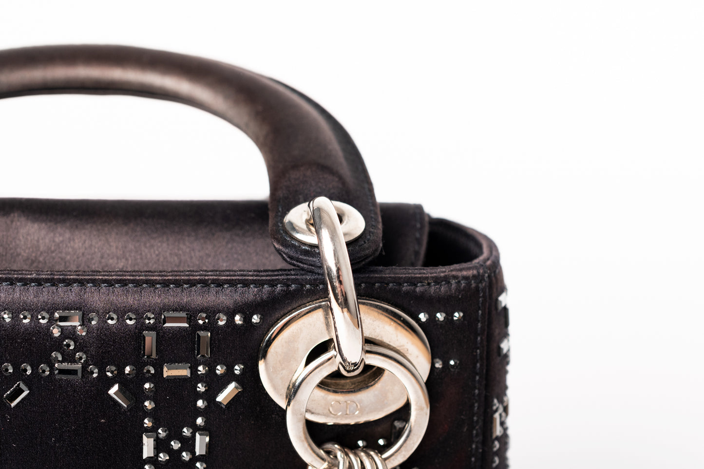 Çantë Christian Dior Mini Lady Dior prej sateni me gurë dhe rrip zinxhiri