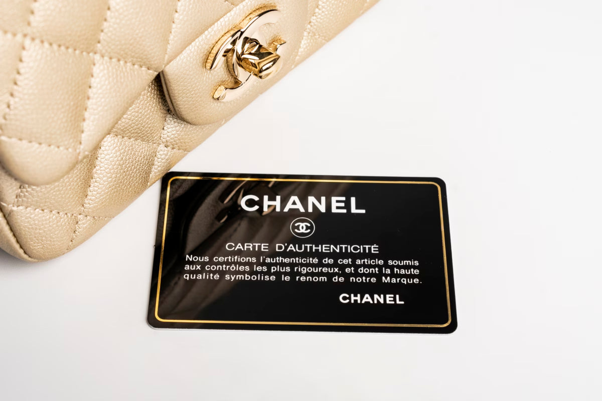 Çantë Chanel Klasike Katrore me Kapak të Vetëm, me Pëllëmbë të Qepur, Mini
