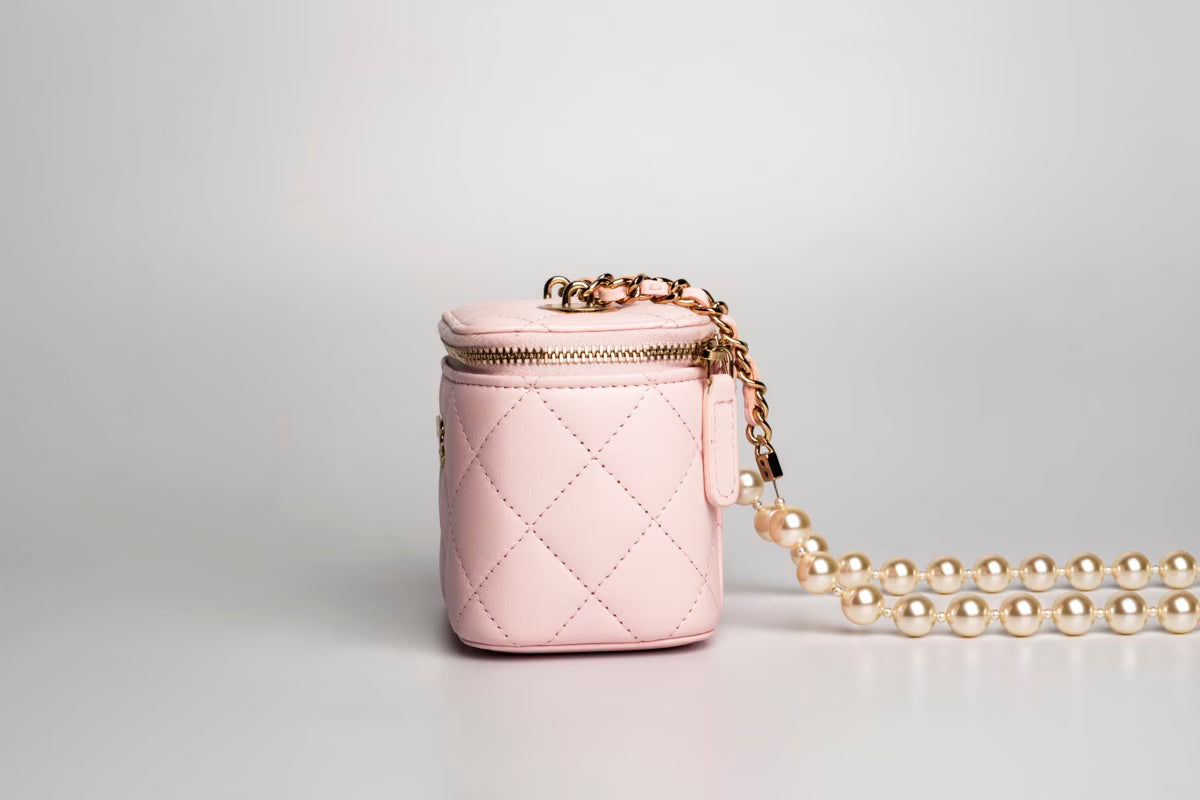 Çantë Mini Vanity Chanel Lëkurë Qengji e Trapëzuar me Zinxhir Perle