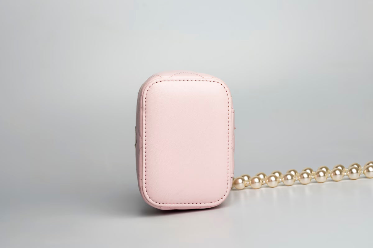 Çantë Mini Vanity Chanel Lëkurë Qengji e Trapëzuar me Zinxhir Perle