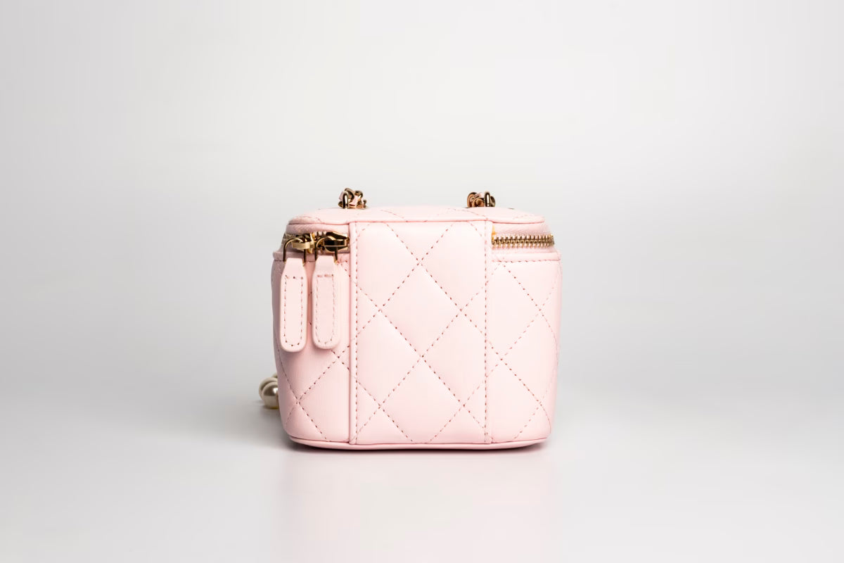 Çantë Mini Vanity Chanel Lëkurë Qengji e Trapëzuar me Zinxhir Perle