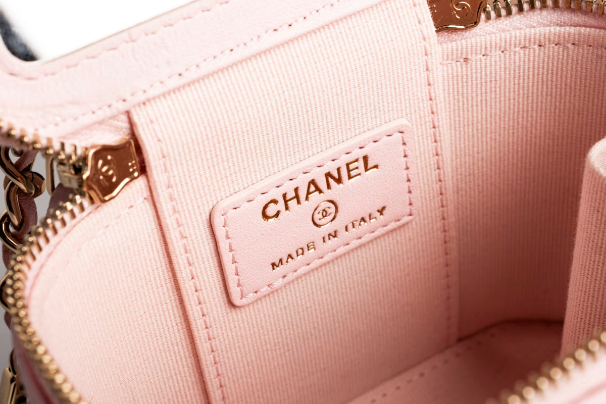 Çantë Mini Vanity Chanel Lëkurë Qengji e Trapëzuar me Zinxhir Perle