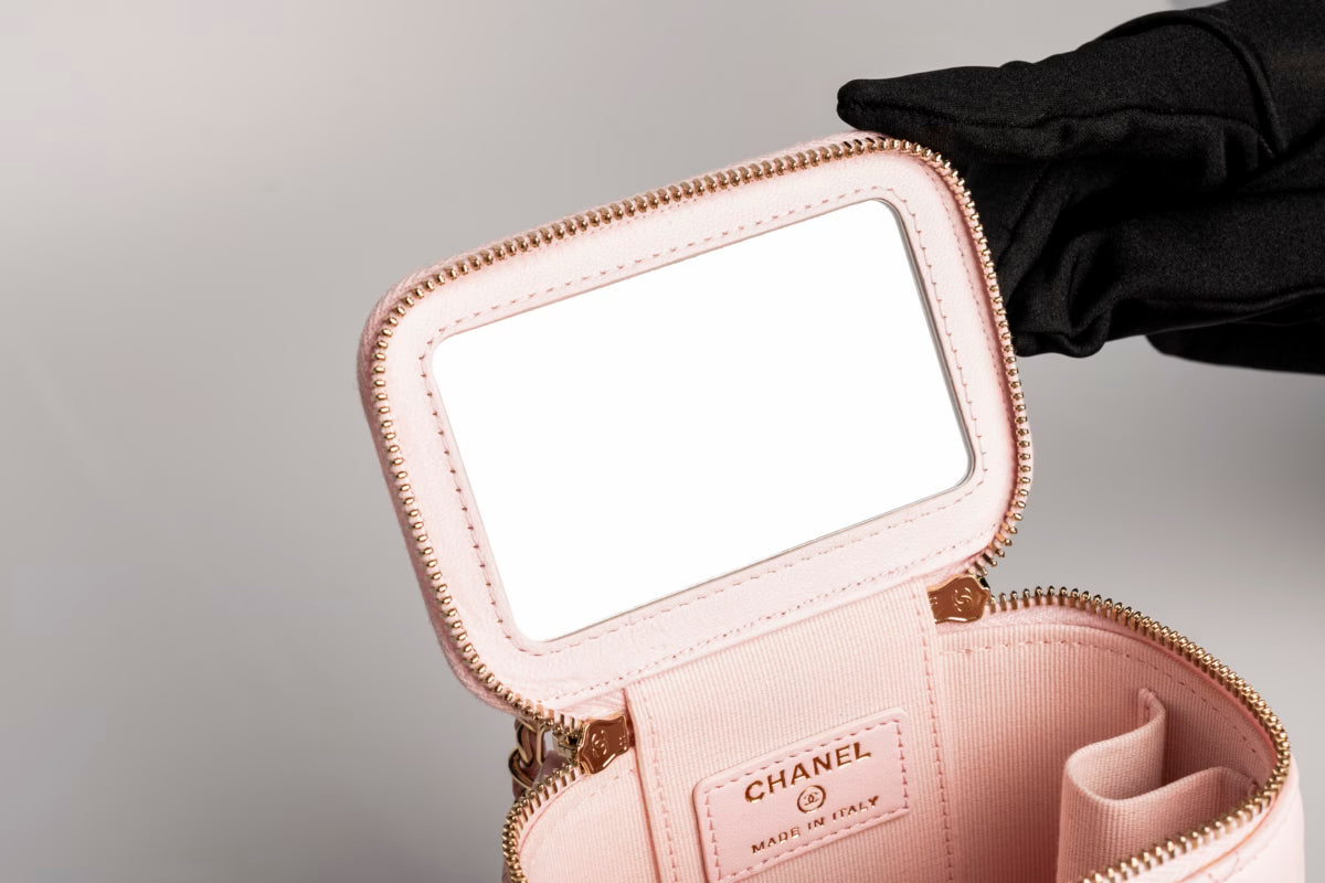 Çantë Mini Vanity Chanel Lëkurë Qengji e Trapëzuar me Zinxhir Perle