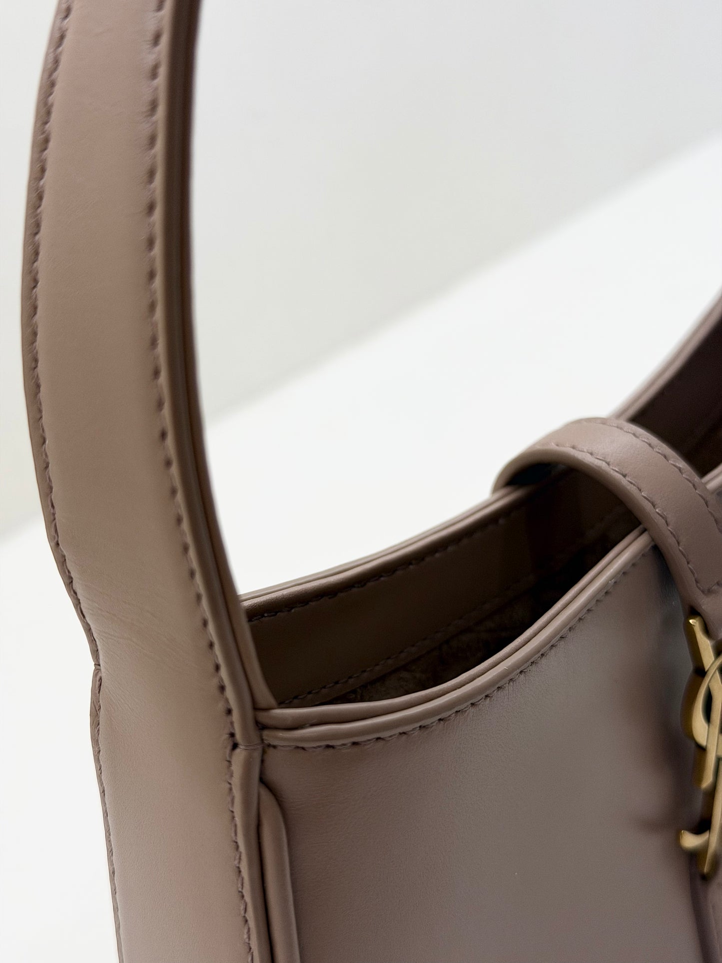 Saint Laurent LE 5 A 7