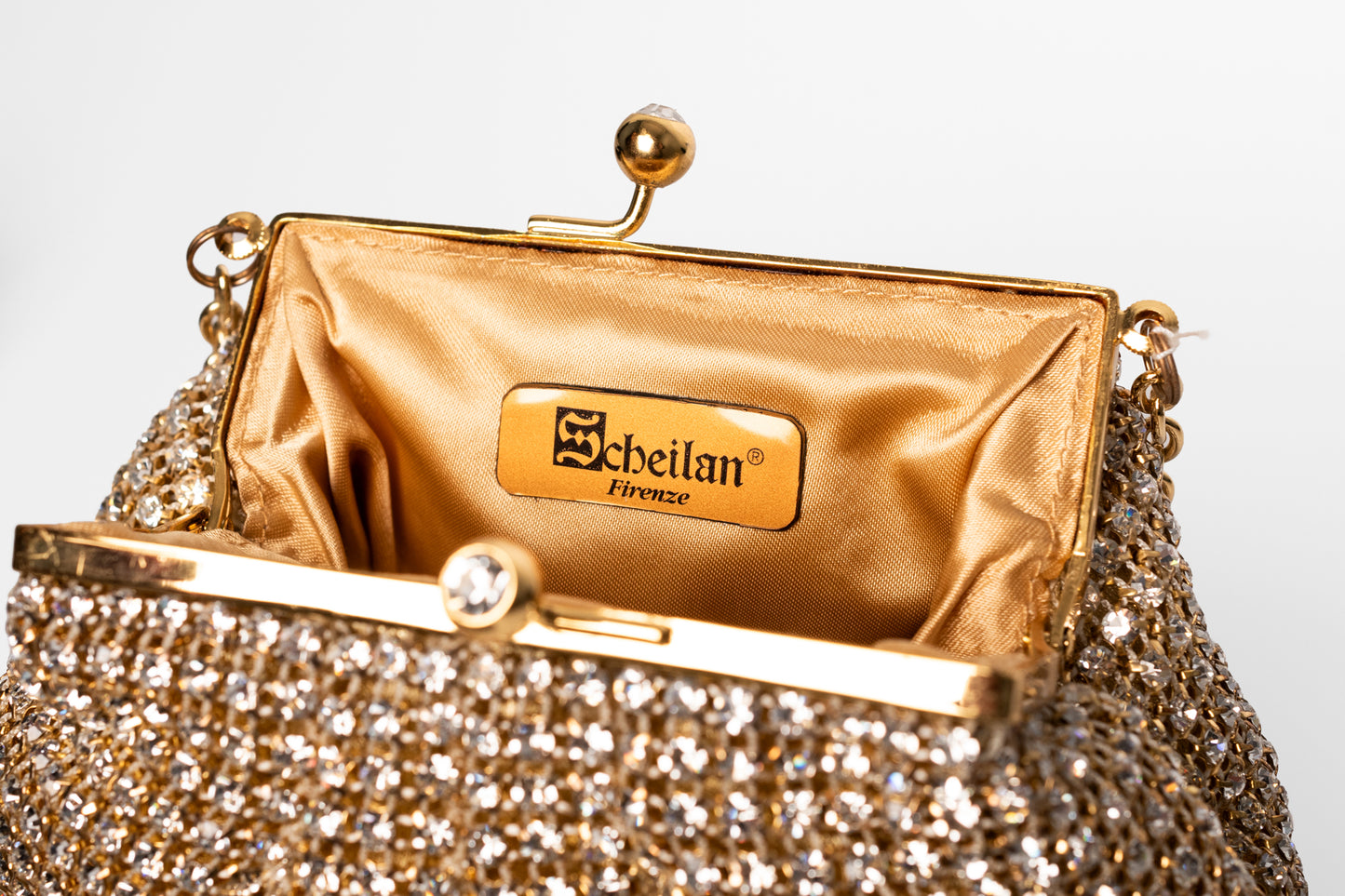Judith Leiber Couture çantë dore e stolisur me kristale, ngjyrë ari