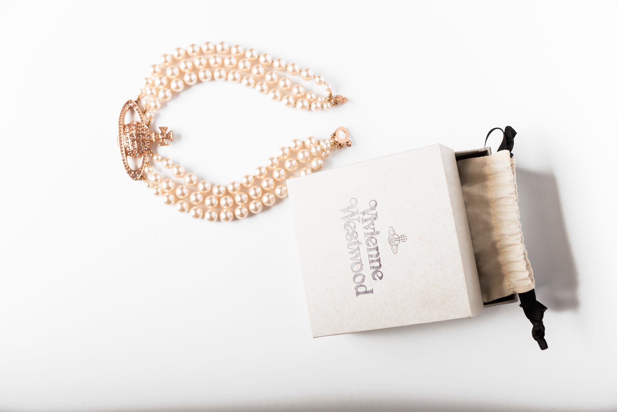 Vivienne Westwood crystal e string pearl choker
