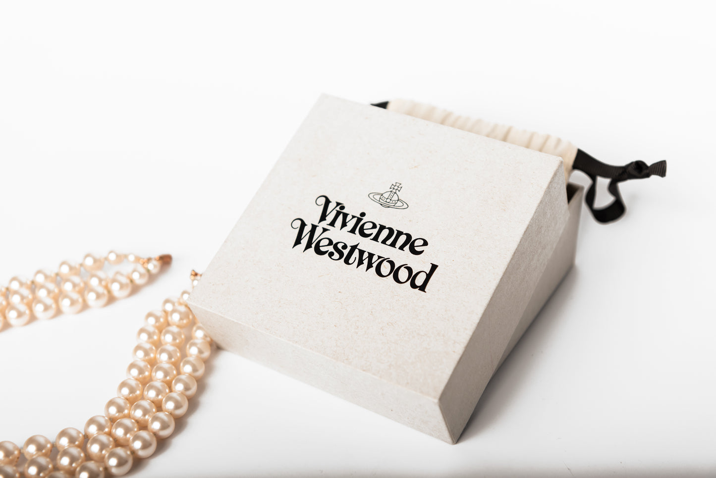 Vivienne Westwood crystal e string pearl choker